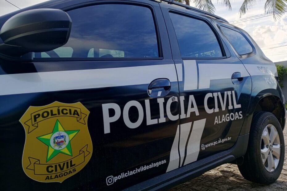 Viatura da PC AL na cor preta adesivada com a logo e emblema da corporação