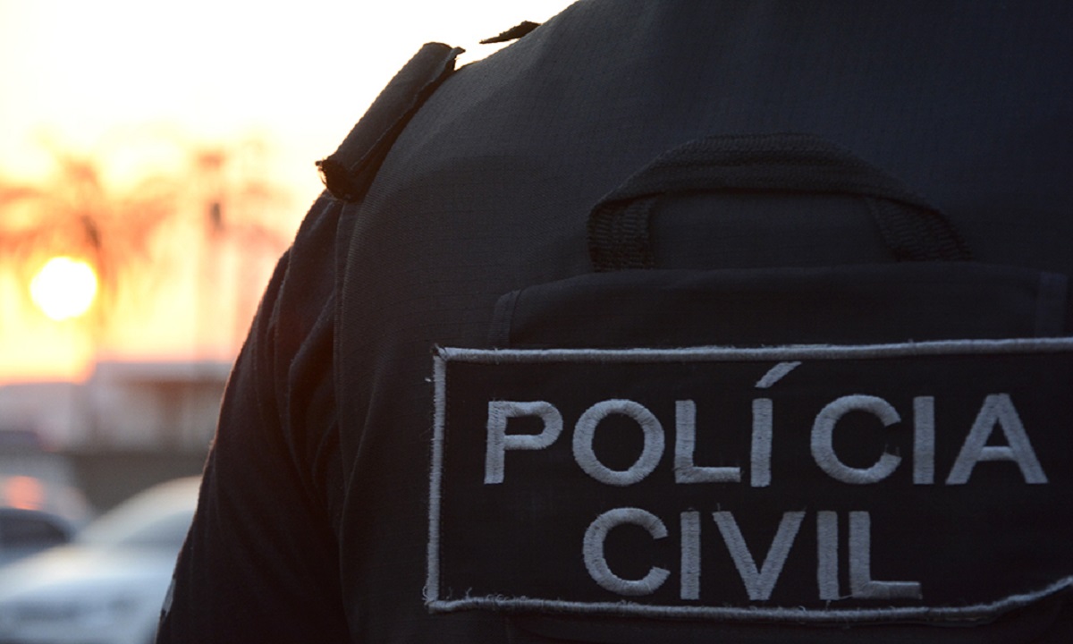 Colete de balas com a expressão "Polícia Civil" em destaque 