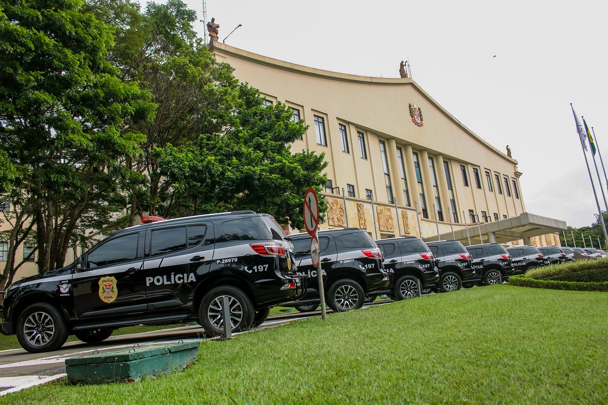 Viaturas da Polícia Civil de Roraima saindo da entrada da Cidade da Polícia Civil (Foto: Divulgação)